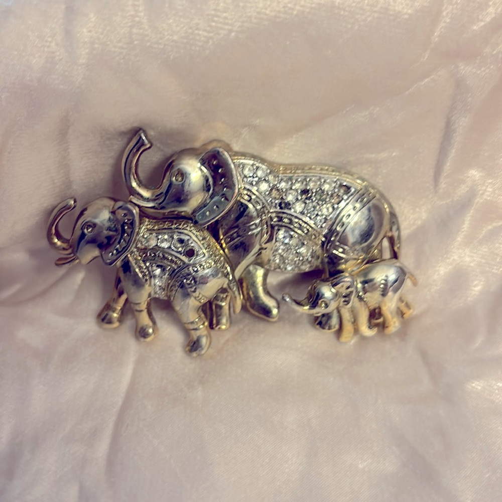 Elephant and babies brooch.